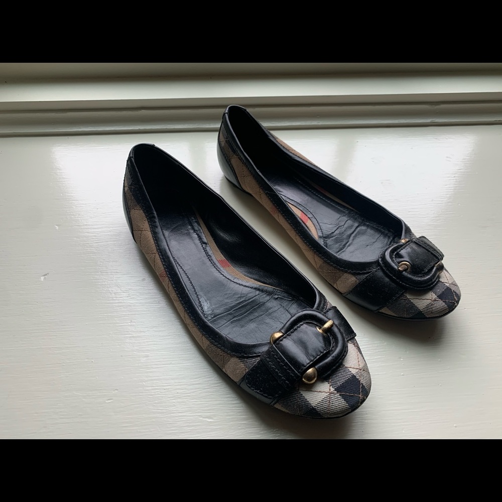 Burberry flats! Size 39.5. Good condition